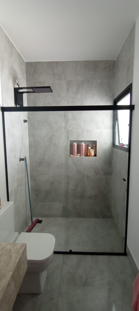 Box de banheiro com perfil preto e nicho embutido — projeto em Campinas