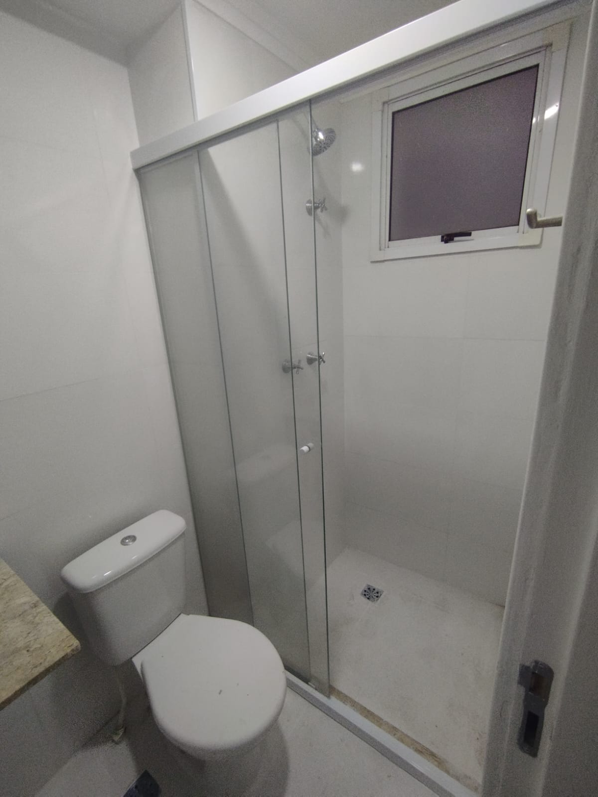 Box de vidro de correr em banheiro compacto em Valinhos