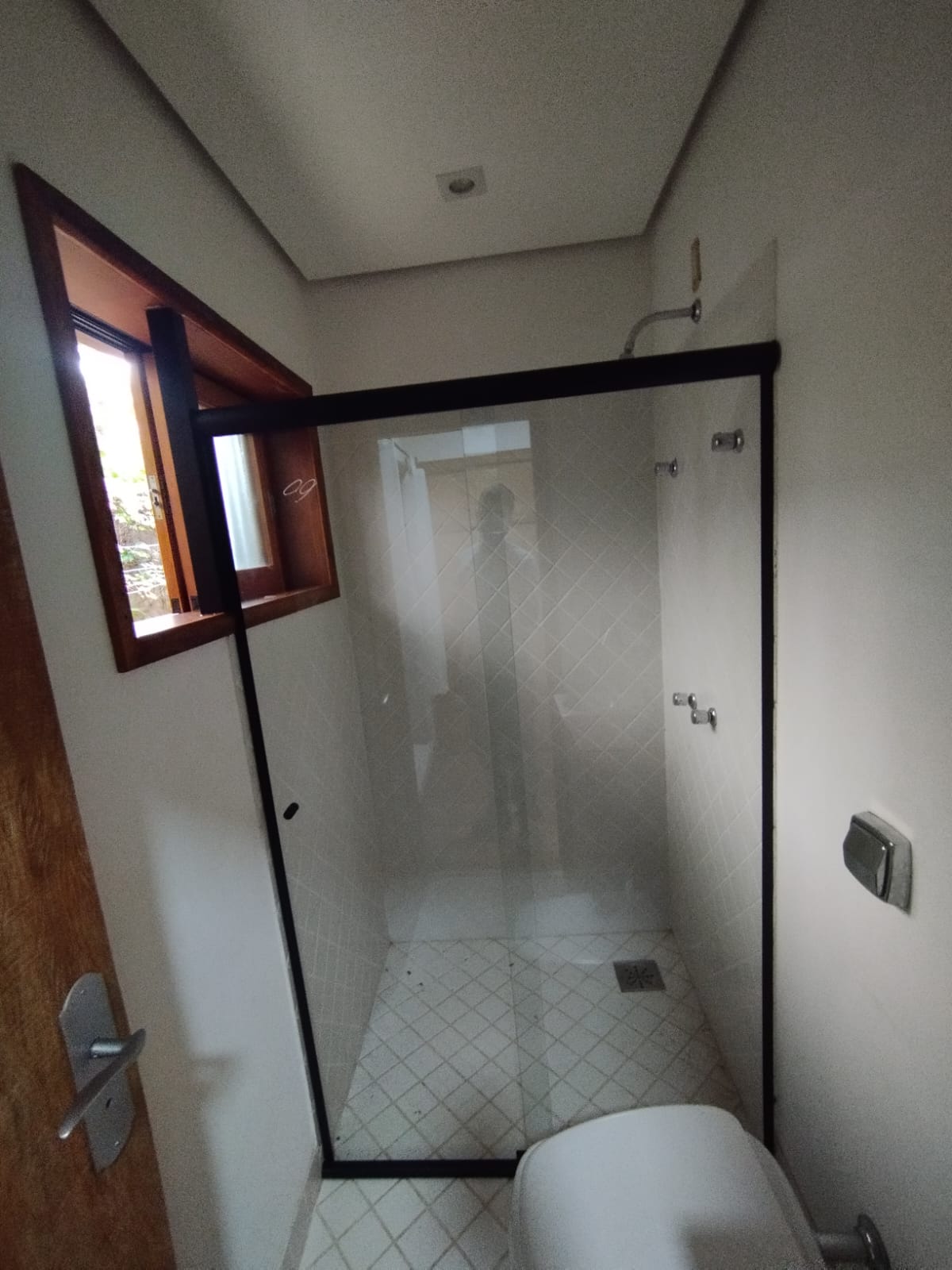 Box de vidro temperado residencial em Valinhos com perfil preto