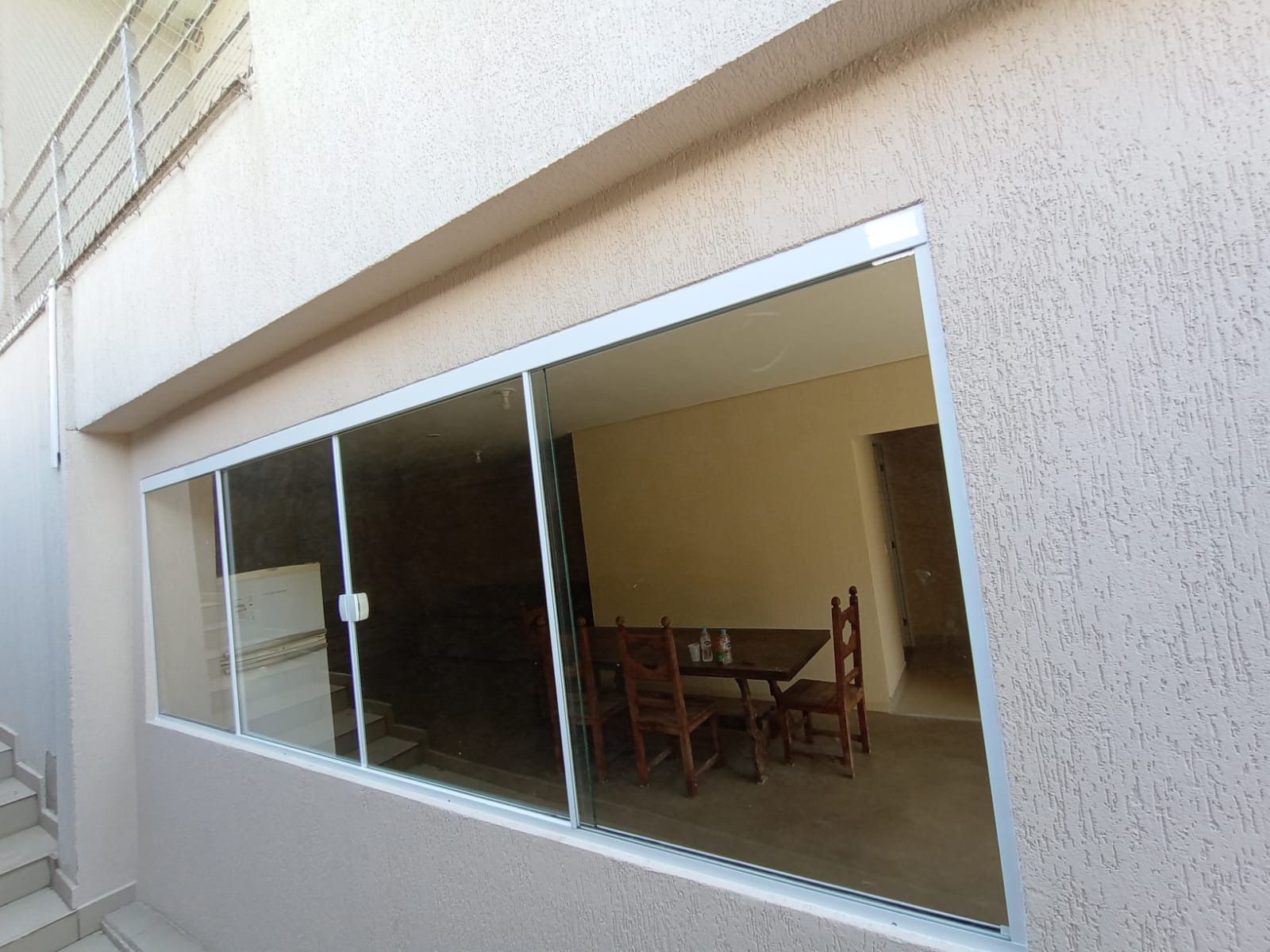 Janela de correr em vidro fumê com perfil branco em Valinhos