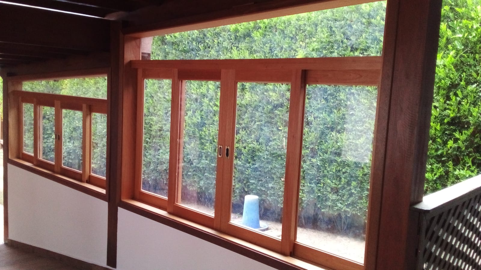 Janelas em madeira com vidro em varanda em Campinas