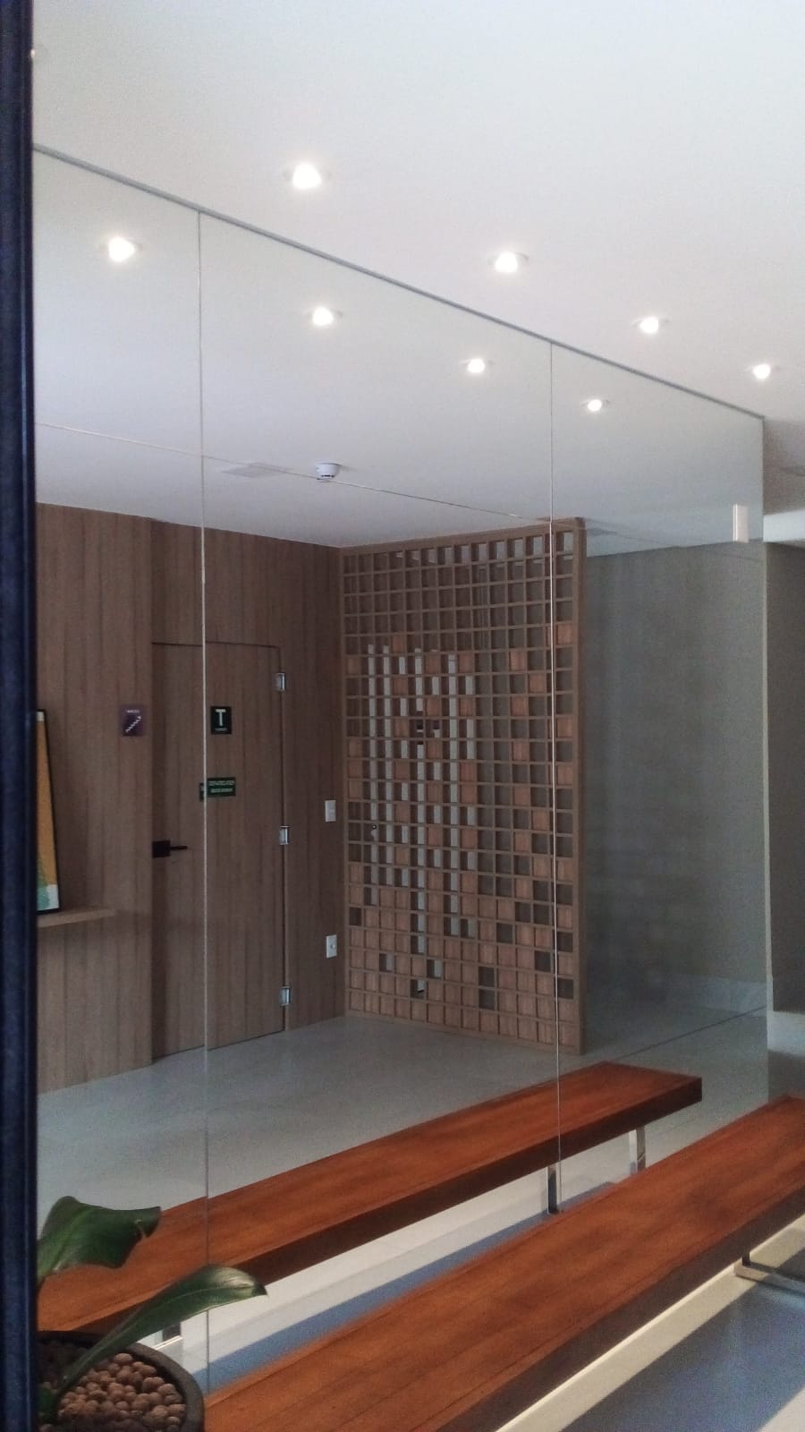 Painel de espelhos sob medida em hall de entrada — Campinas