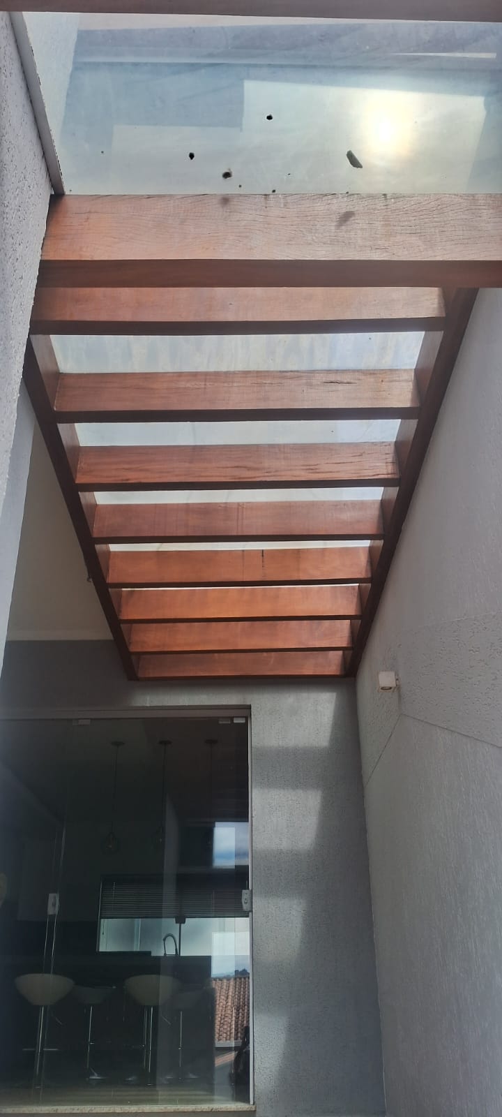 Pergolado de vidro com estrutura em madeira em área gourmet — Campinas
