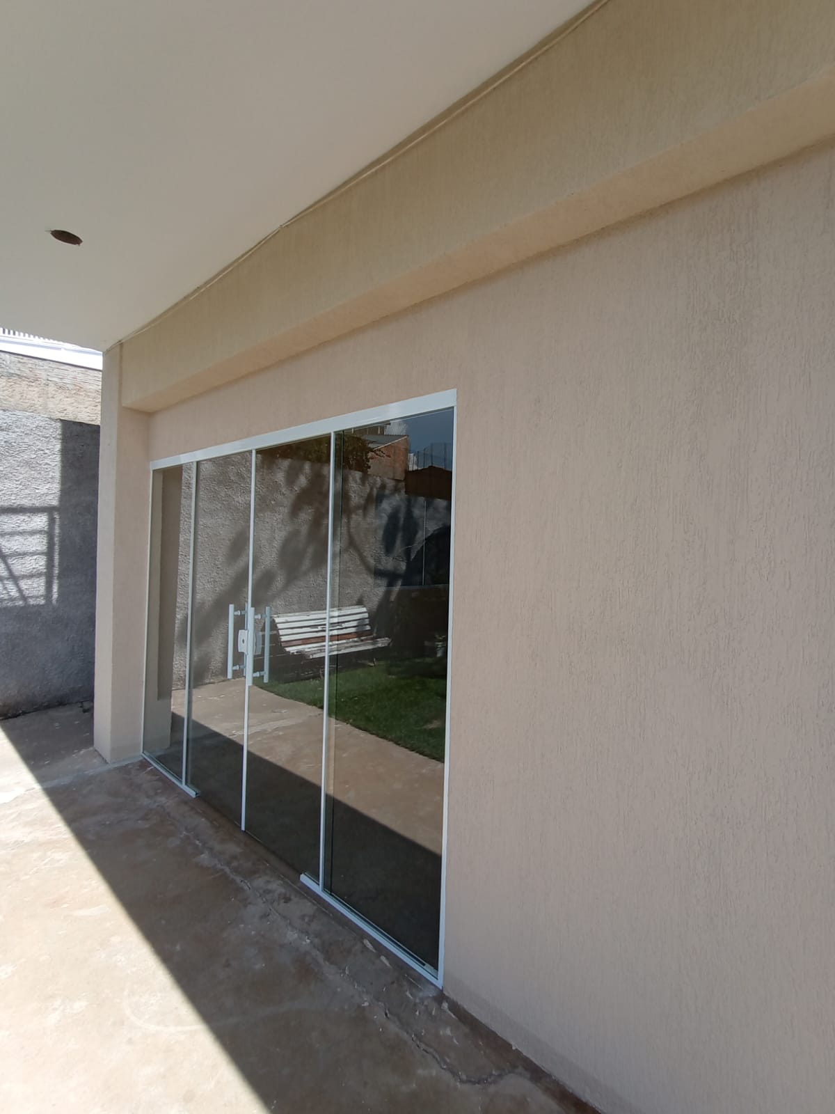Porta de vidro de correr em fachada residencial em Vinhedo
