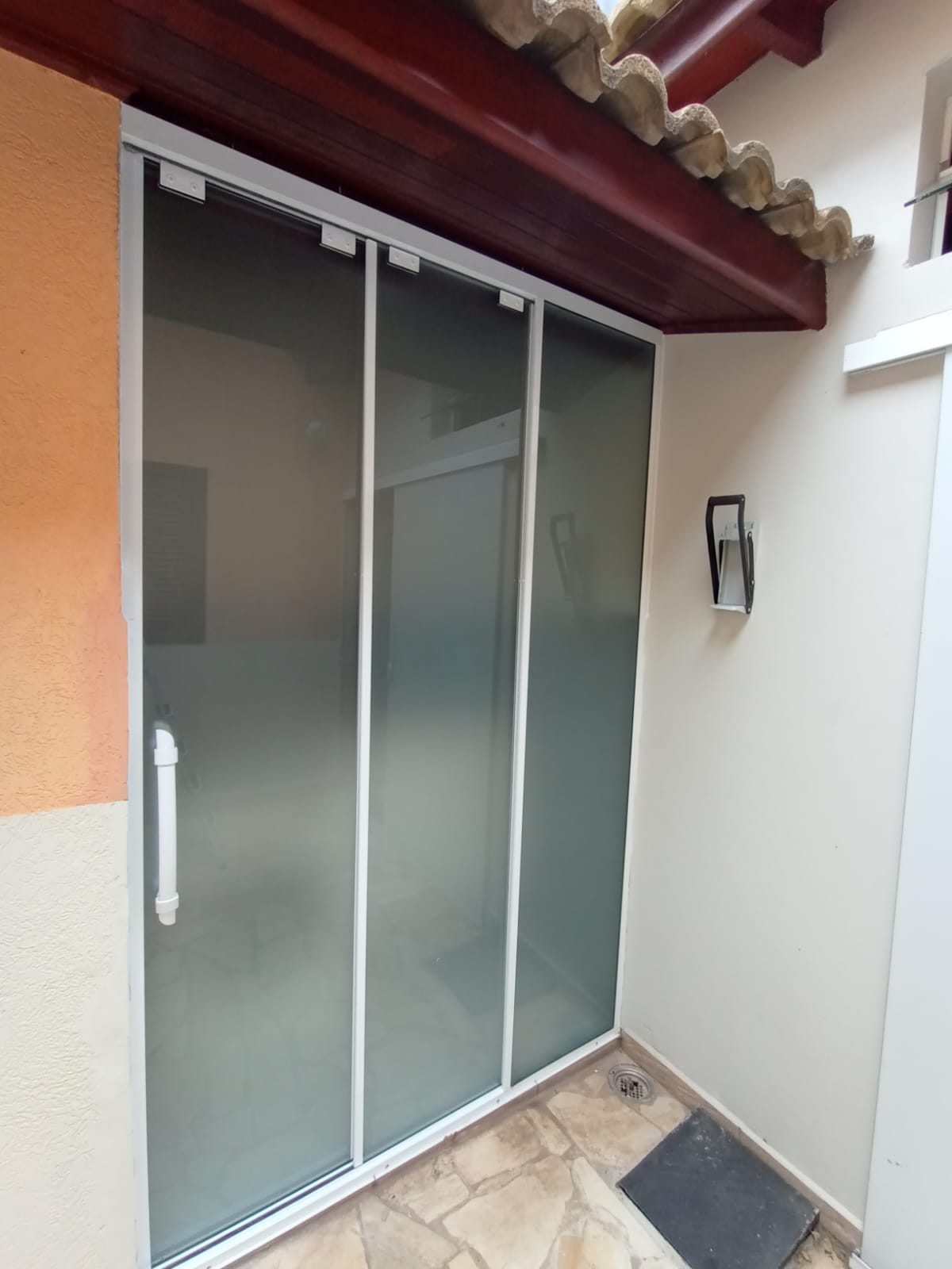 Porta de vidro jateado em área de serviço em Valinhos