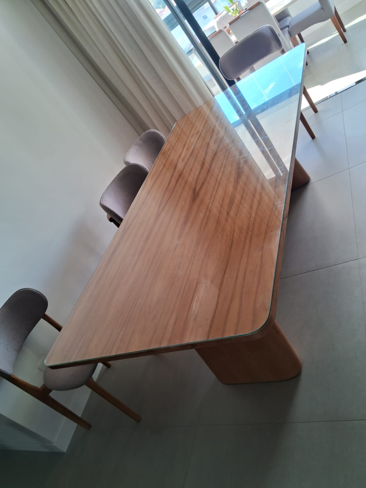 Tampo de vidro temperado sobre mesa de jantar em residência em Valinhos