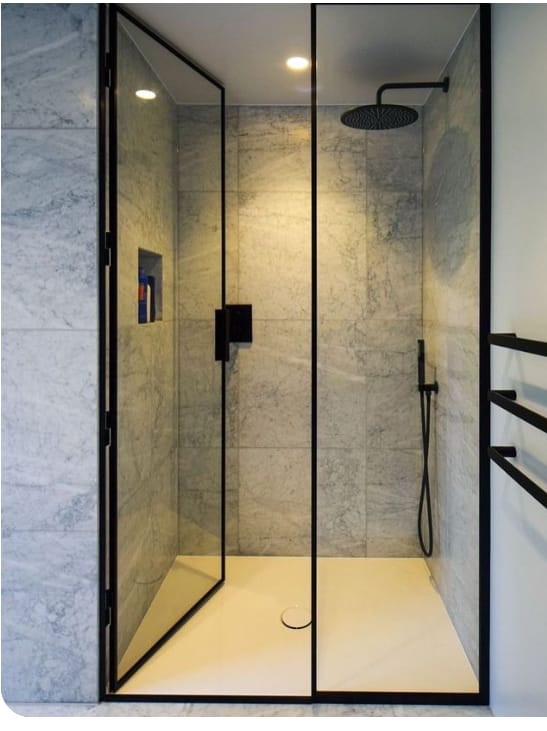 Vidraçaria em Valinhos — box de banheiro em vidro temperado com perfil preto e ducha rain shower